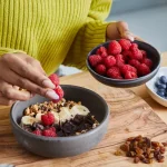 چگونه بدون احساس نفخ، فیبر دریافتی خود را افزایش دهیم؟