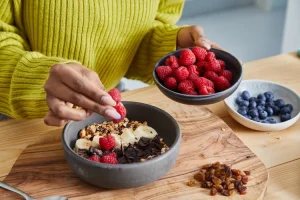 چگونه بدون احساس نفخ، فیبر دریافتی خود را افزایش دهیم؟