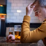 دلیل واقعی خواب‌آلودگی ناشی از الکل — به‌علاوه ۷ راهکار مؤثر