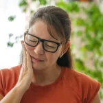 نمی‌توانید دهانتان را کامل باز کنید؟ ممکن است قفل شدن فک باشد—اینجا ... rdiet.ir