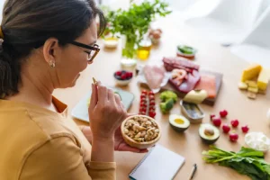آیا روزه گرفتن یک روز در میان می‌تواند به کاهش وزن کمک کند؟ - rdiet.ir