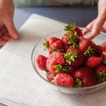 روش صحیح شستن توت‌فرنگی