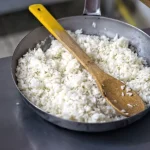 خطر پنهان شماره یک در گرم‌کردن مجدد برنج باقی‌مانده