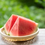 آیا خوردن هندوانه واقعاً باعث دفع مدفوع می‌شود؟ نکاتی که باید بدانید