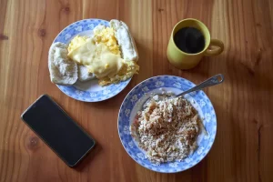 مقایسه جو دوسر و تخم‌مرغ: کدام صبحانه برای فیبر و پروتئین بهتر است؟
