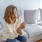 علت صدا دادن و ترک خوردن مچ دست چیست؟