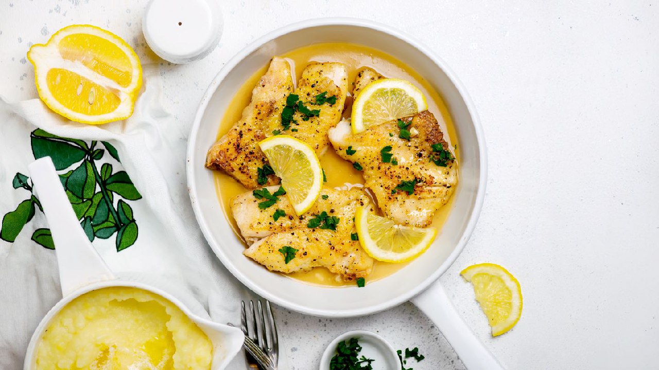 ۶ ترفند برای کاهش طعم زُهم ماهی (بدون نیاز به سرخ کردن)