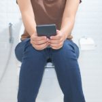 خواب‌رفتن پاها روی توالت: دلایل و راهکارها