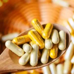 کپسول‌های گیاهی در یک قاشق چوبی – نمای نزدیک