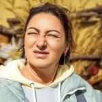 چشم‌های آفتاب‌سوخته شایع‌تر از آن چیزی هستند که فکر می‌کنید—چگونه از آن جلوگیری کنیم