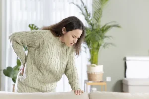 ۷ عامل ایجاد درد در ناحیه پایین کمر سمت راست — و زمان نگرانی