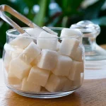 آیا شکر نیشکر برای شما مضر است؟ اثرات سلامتی و مقایسه‌ها