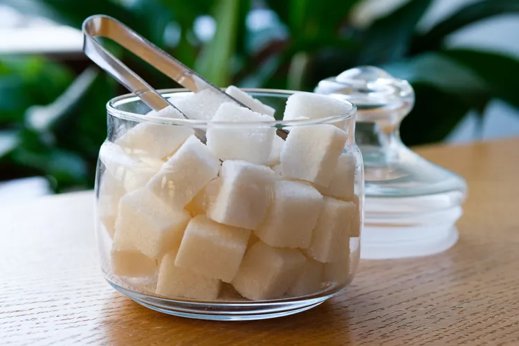 آیا شکر نیشکر برای شما مضر است؟ اثرات سلامتی و مقایسهها