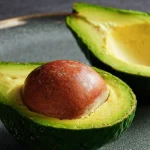 چه اتفاقی برای بدن شما می‌افتد وقتی هر روز یک آووکادو می‌خورید