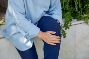 چه چیزی باعث آرتروز (استئوآرتریت) می‌شود؟ سه عامل اصلی که باید بدانید