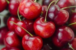چه اتفاقی برای قند خون و التهاب شما می‌افتد وقتی مرتباً گیلاس می‌خورید