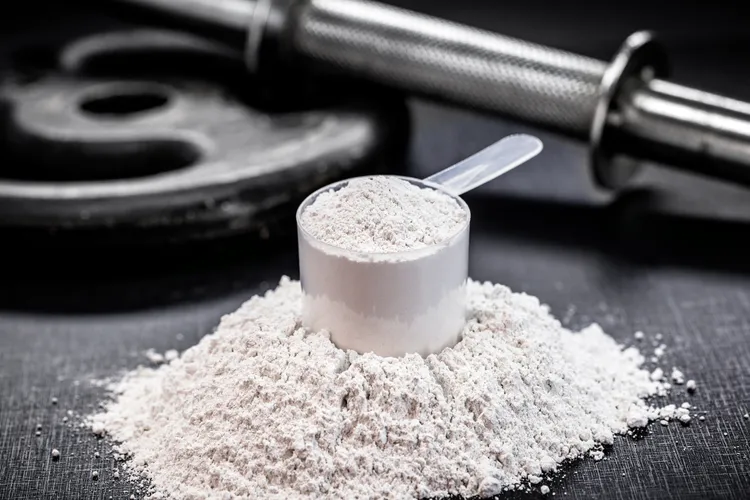 آیا بهتر است کراتین را روزانه مصرف کنید یا فقط در روزهای تمرین؟