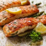 نمای نزدیک از فیله سالمون پخته با لیمو و سبزیجات