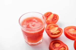 وقتی به طور منظم آب گوجه‌فرنگی می‌نوشید چه اتفاقی برای بدن شما می‌افتد