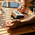 چه زمانی از روز فشار خون بالاتر است — و چرا این موضوع برای سلامت شما اهمیت دارد