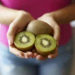 چه اتفاقی برای سلامت خواب شما می‌افتد وقتی قبل از خواب دو کیوی می‌خورید