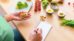 چه مقدار کربوهیدرات، چربی و پروتئین در یک رژیم غذایی ۱۲۰۰ کالری نیاز دارید؟