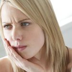 چه کاری باید انجام دهید وقتی لب یا زبان خود را گاز می‌گیرید