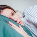۷ نوشیدنی طبیعی برای کمک به خواب بهتر