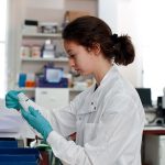 فرآیند توسعه و تأیید سازمان غذا و داروی آمریکا (FDA) برای داروها و تجهیزات پزشکی