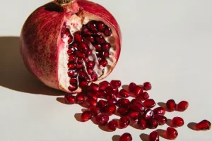 ۱۰ ماده غذایی سرشار از آنتی‌اکسیدان قوی‌تر از دانه انار