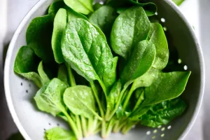 وقتی اسفناج می‌خورید چه اتفاقی برای سطح آهن بدنتان می‌افتد؟... rdiet.ir