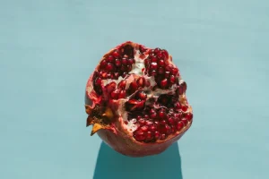 چه اتفاقی برای قند خون شما می‌افتد وقتی به طور منظم انار می‌خورید؟