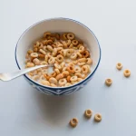 چه اتفاقی برای قند خون شما می‌افتد وقتی یک کاسه کورنفلکس (Cheerios) با شیر می‌خورید