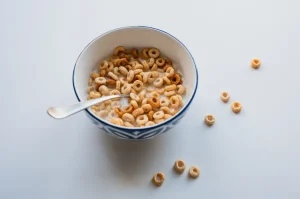 چه اتفاقی برای قند خون شما می‌افتد وقتی یک کاسه کورنفلکس (Cheerios) با شیر می‌خورید