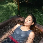 آیا حمام یخ (Cold Plunges) واقعاً برای زنان خطرناک است؟