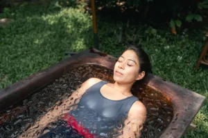آیا حمام یخ (Cold Plunges) واقعاً برای زنان خطرناک است؟
