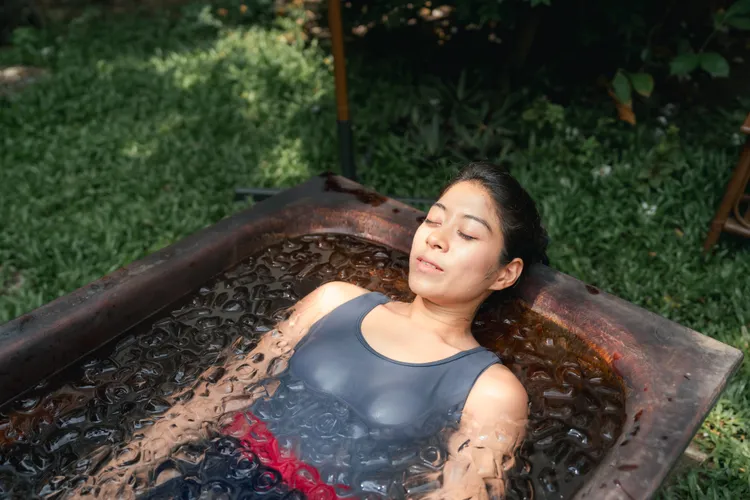 آیا حمام یخ (Cold Plunges) واقعاً برای زنان خطرناک است؟