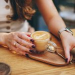 چه اتفاقی برای سطح کورتیزول بدن شما می‌افتد وقتی قهوه می‌نوشید