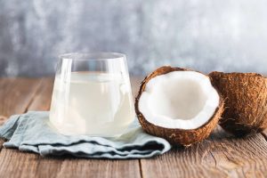 بهترین زمان نوشیدن آب نارگیل برای بیشترین میزان هیدراتاسیون