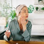 چگونه روتین مراقبت از پوست در دهه‌های ۳۰، ۴۰ و ۵۰ زندگی تغییر می‌کند