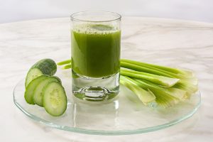 چه اتفاقی برای بدن شما می‌افتد وقتی آب کرفس می‌نوشید؟