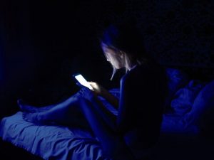 نوجوان سکسی در حال دیدن پورن