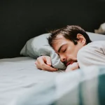 تأثیر مصرف ملاتونین بر خواب: مکانیزم، اثربخشی و ملاحظات ایمنی