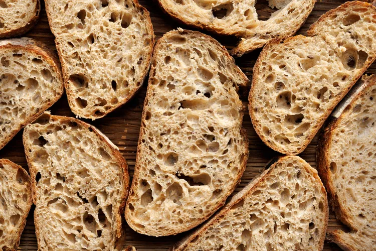 چه اتفاقی برای بدن شما می‌افتد وقتی به‌طور منظم نان خمیرترش (Sourdough) مصرف می‌کنید
