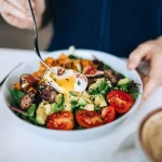 غذاهای مناسب و نامناسب در رژیم کتو: اولویت‌ها و محدودیت‌ها