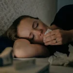 ۴ دلیل اصلی که چرا علائم سرماخوردگی شما در طول شب تشدید می‌شوند
