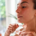 تأثیر سرما بر آکنه: راهنمای کامل استفاده از یخ برای کاهش التهاب و قرمزی پوست