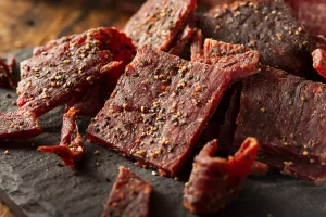 آیا گوشت خشک‌شده (Beef Jerky) سالم است؟ سه دلیل که ممکن است یک میان‌وعده مفید باشد