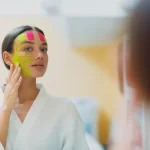 آیا چسب‌گذاری صورت (Facial Taping) می‌تواند از چین و چروک جلوگیری کند؟ نظر متخصصان پوست چیست؟