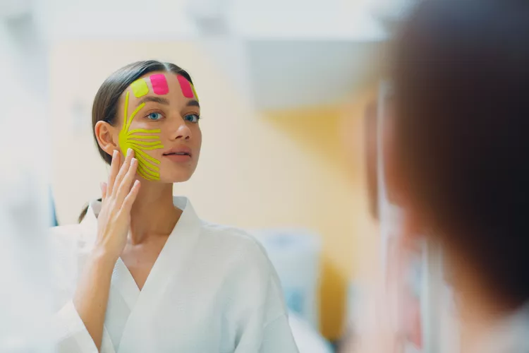 آیا چسب‌گذاری صورت (Facial Taping) می‌تواند از چین و چروک جلوگیری کند؟ نظر متخصصان پوست چیست؟